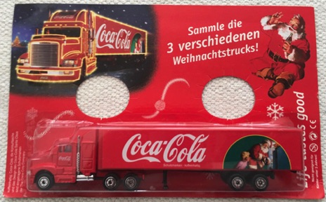 10130-1 € 6,00 coca cola vrachtwagen kerstman met kinderen bij koelkast 18 cm.jpeg